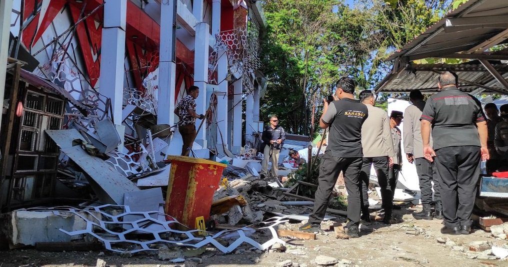 Rescue team examining and managing in Manado after a powerful 7.4-magnitude earthquake struck the Molucca Sea early Thursday morning.